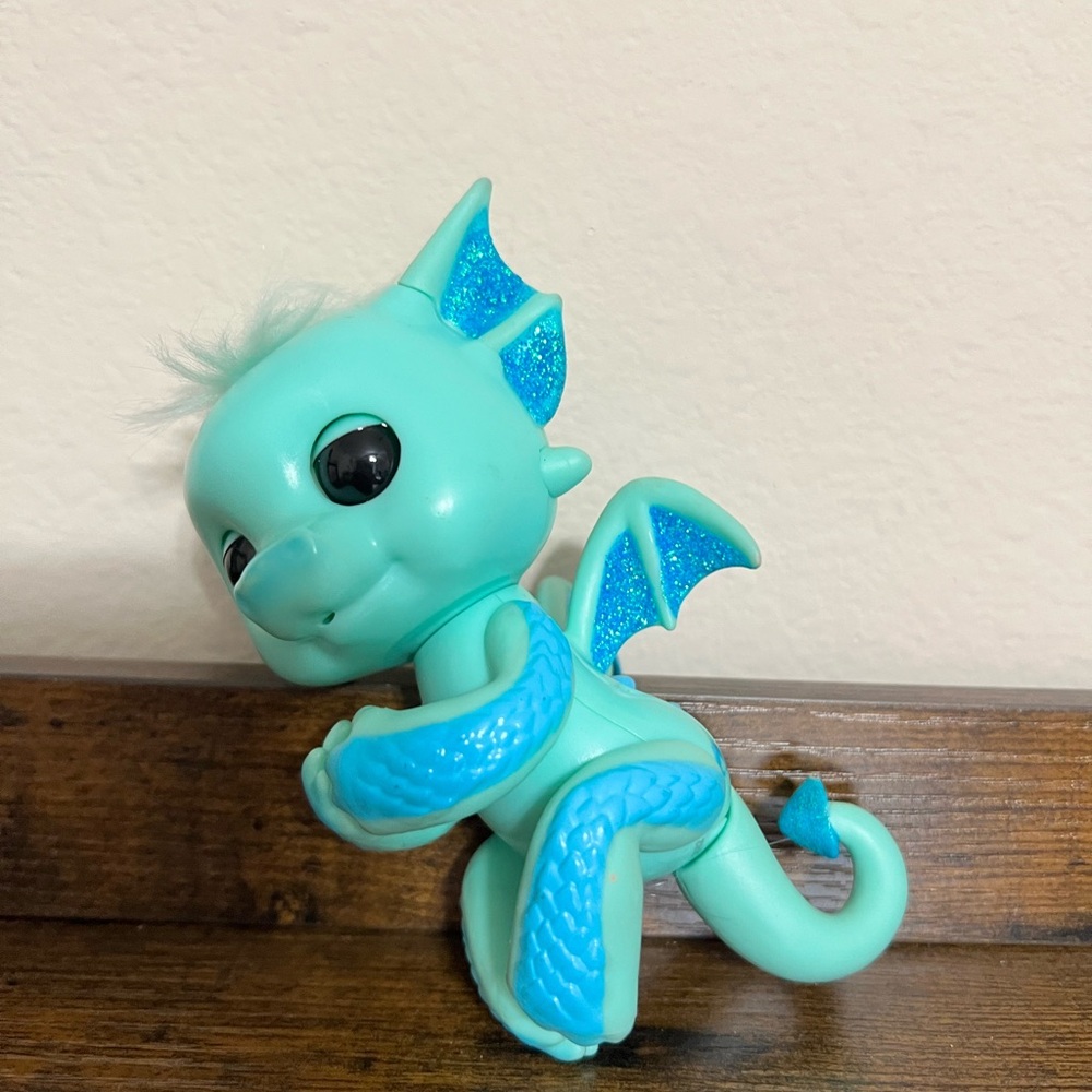 Fingerlings Glitter DragonGreen w Blue Interactive Toy Wow Wee Works